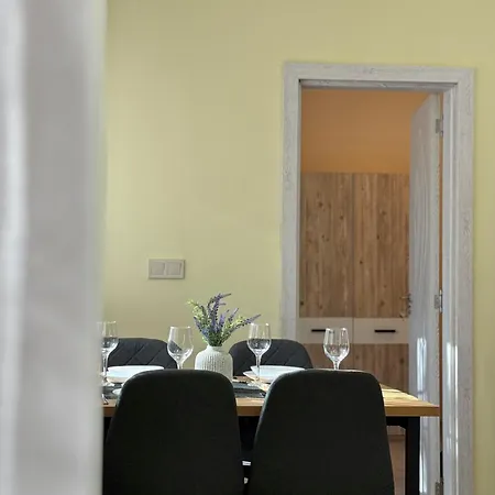 Daire Cozy & Comfort For 4 Guests 10 Minutes Away From Centre *