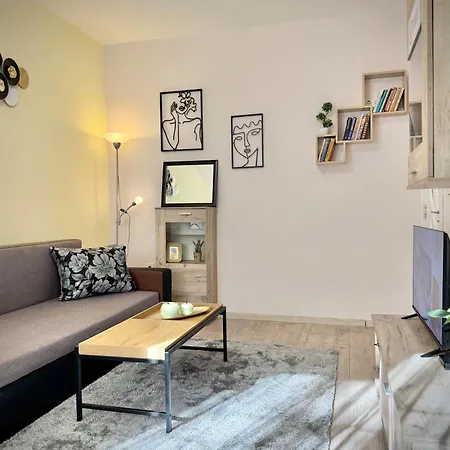 Daire Cozy & Comfort For 4 Guests 10 Minutes Away From Centre Sofya